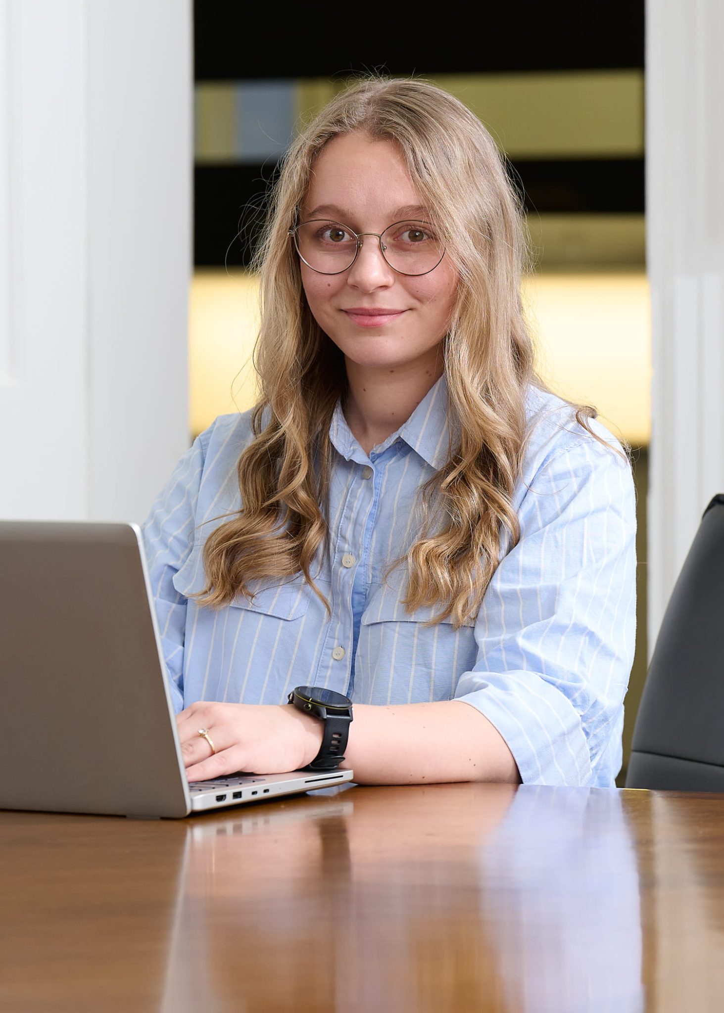 An image of Anna Piercy sitting on her laptop.